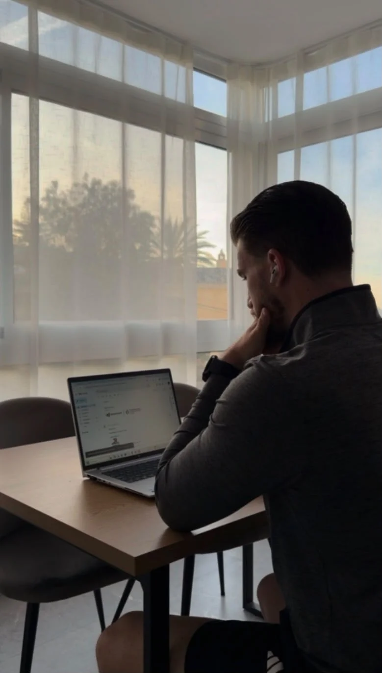 Javier Risoto realizando el seguimiento personalizado de un cliente
